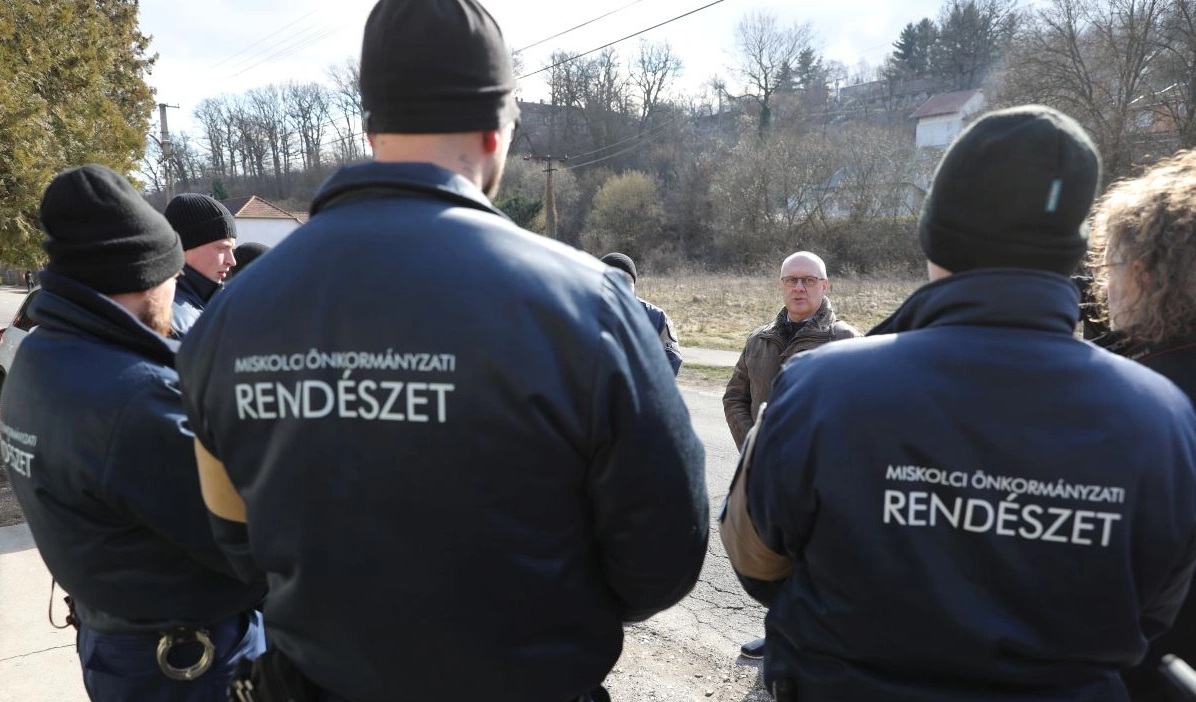 Kovács László Csaba, a MIÖR vezetője tartott eligazítást Perecesen.