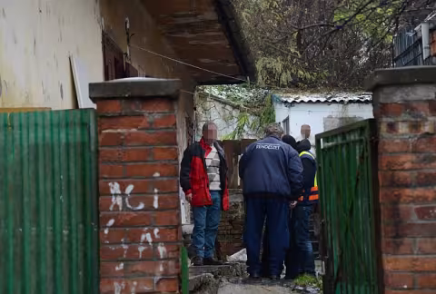 Rendészek lepték meg a rongyokkal, gumival fűtő miskolcit