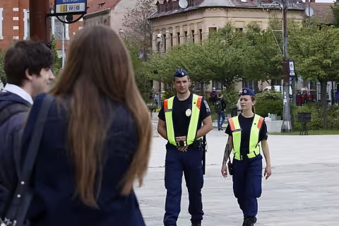 A RENDÉSZEK IS VIGYÁZNAK AZ ÉRETTSÉGIZŐKRE