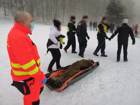 BÁNKÚTON MEGSÉRÜLT SZÁNKÓZÓT MENTETTEK A RENDŐRÖK ÉS A RENDÉSZEK