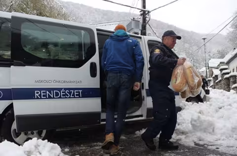 Gyors segítség Ómassának – élelmiszert vittek az elzárt településre
