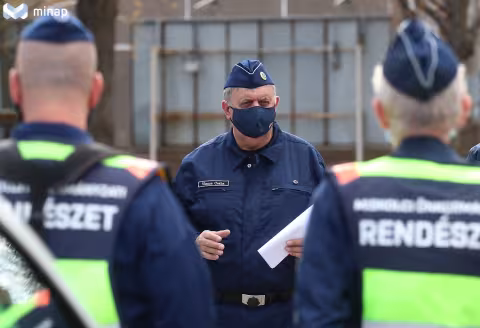 RENDÉSZETI VEZETŐ: HANGOS, DE JOGKÖVETŐ FIATALOKKAL TELTEK MEG A TERASZOK