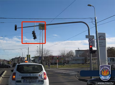 Viharos szél rongálta meg a közlekedési lámpát 